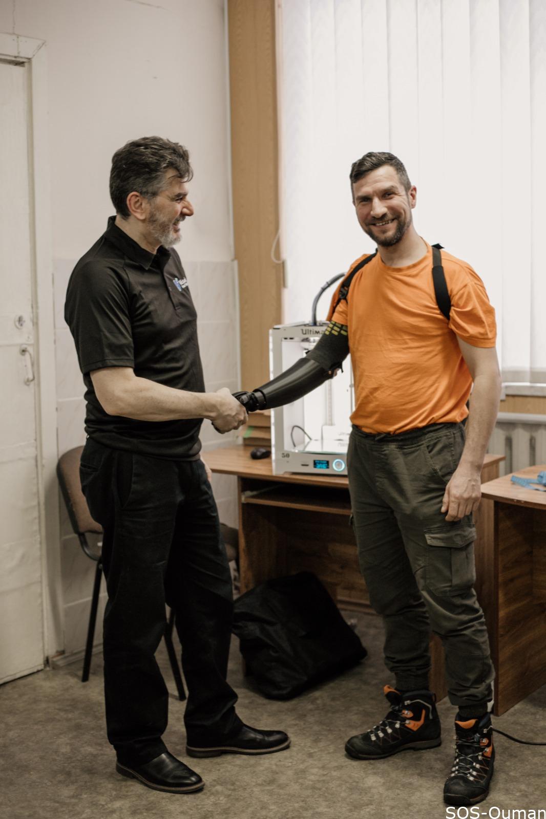 Le chirurgie canadien et l’un de ses patients